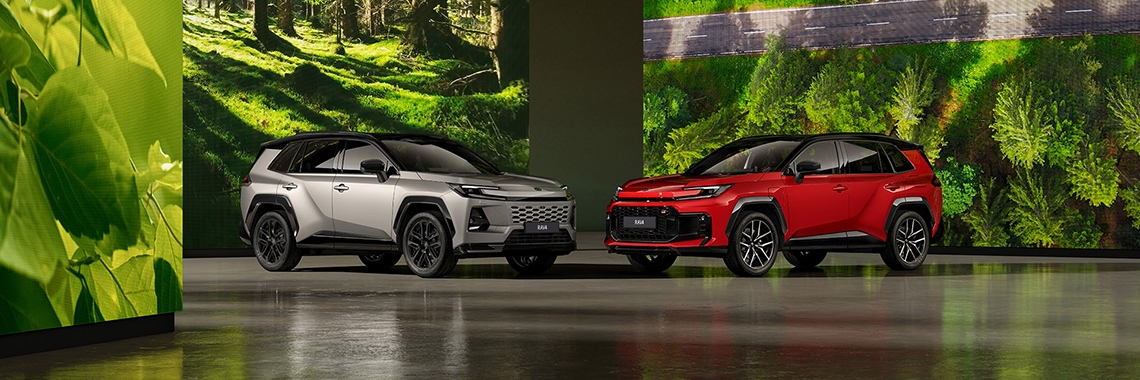 Toyota-RAV4-2025-exterieur-driekwart-linksvoor-en-Toyota-RAV4-GR-Sport-PHEV-exterieur-rechtsvoor-hero-dealersites