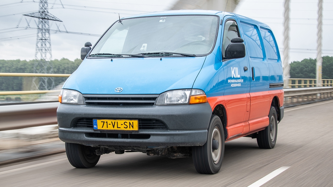 Toyota-exterieur-hiace-rijdend-op-brug