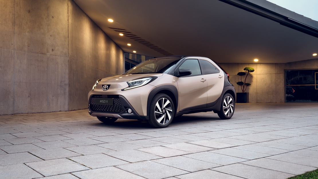Toyota-Aygo-X-schuin-linksvoor-beige