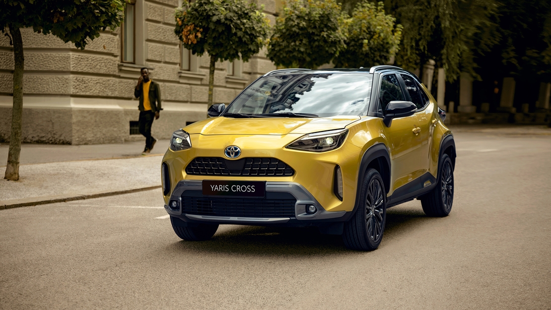 Toyota-Yaris-Cross-exterieur-schuinvoor-okergeel
