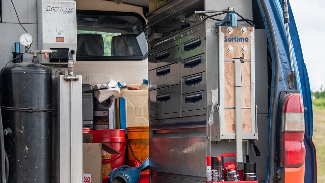 Toyota-interieur-hiace-kofferbak-open