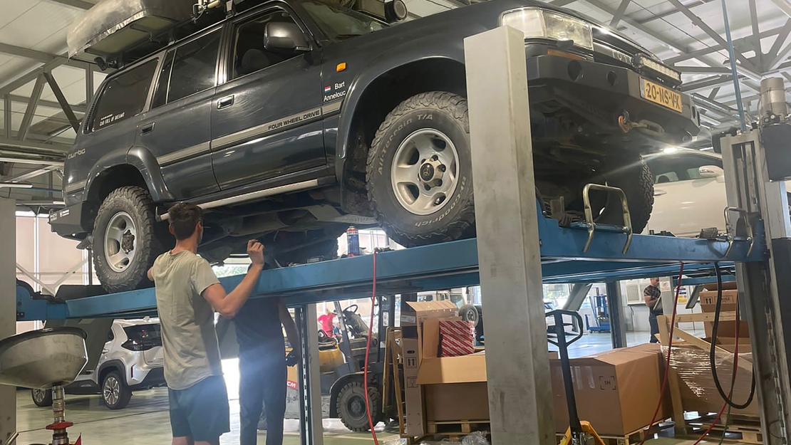 Bart-naast-Toyota-Land-Cruiser-Ted-garage-hefbrug.jpg