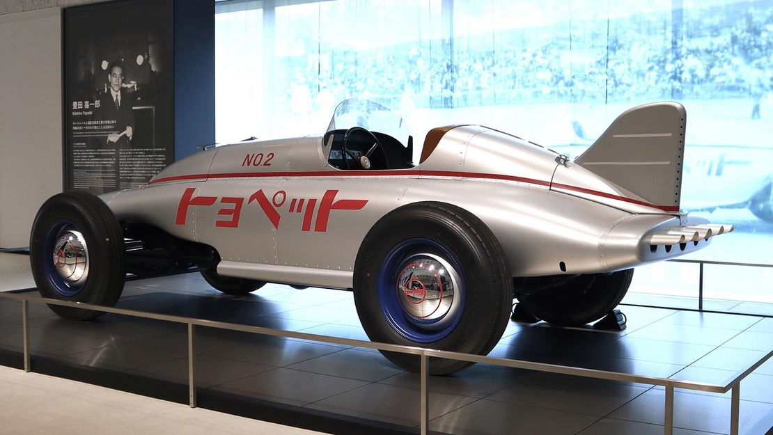 Toyopet-racer-tentoongesteld-exterieur