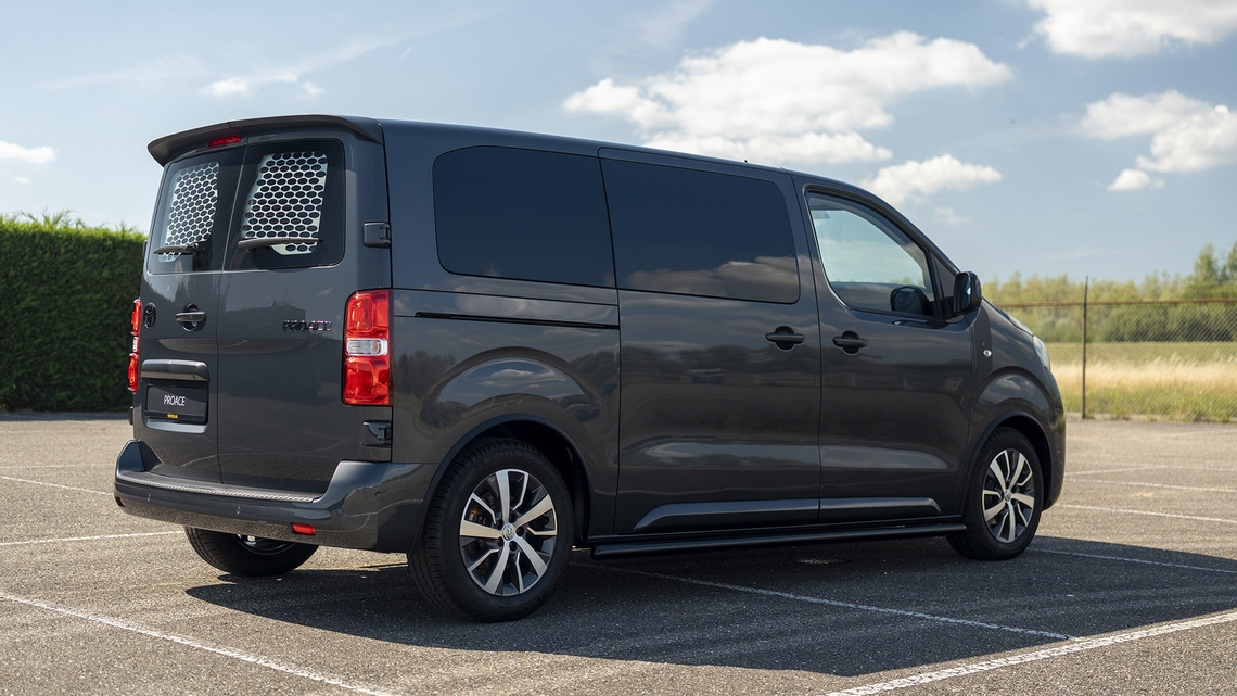 Toyota-Proace-Worker-Stealth-achterkant-exterieur-stilstaand