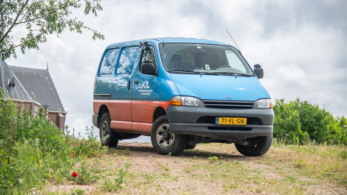 Toyota-exterieur-hiace-op-heuvel