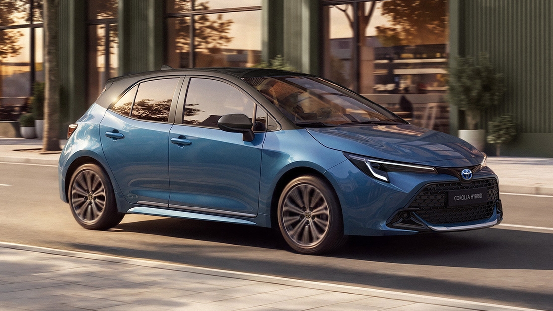 Toyota-exterieur-Corolla-MY27-schuinvoor-60-YRS_HB-crop