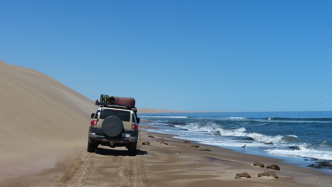 Toyota-FJ-Cruiser-achteraanzicht-langs-het-water