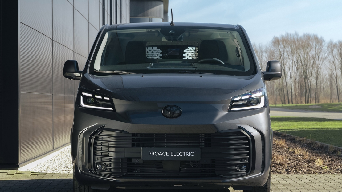 Toyota-Proace-Worker-Stealth-vooraanzicht-exterieur-stilstaand