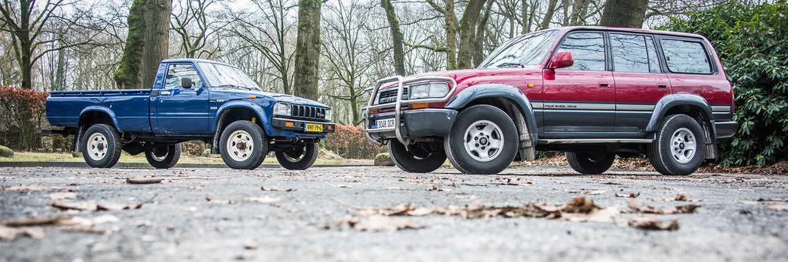 Toyota-Hilux-Land-Cruiser-HDJ80-exterieur-blauw-rood-linker-zijaanzicht.jpg