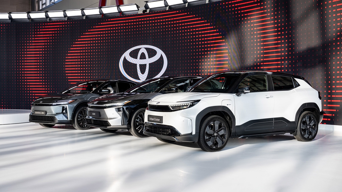 Toyota-Media-Event-2025-stand-Urban-Cruiser-bZ4X-C-HR-driekwart-zijkant