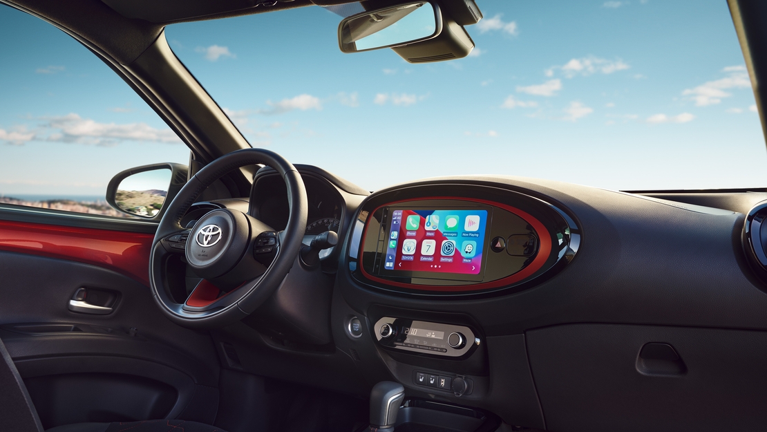 toyota-aygo-x-interieur-zijkant-rood-zwart-dashboard-versnellingspook